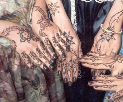 In Sana'a, der Hauptstadt des Jemen, haben sich alle weiblichen Wesen zum Ende des Ramadan die Hände geschmückt.