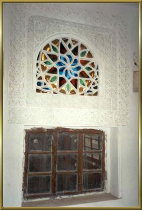 Fensterfront im Inneren der Sommerresidenz des Imam Yahia im Wadi Dhar