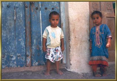 Zwei Kinder in dem Ort Quriat