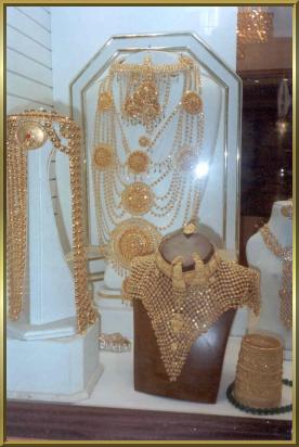 Geschäft im Goldsouk von Dubai mit riesigen Goldgehängen