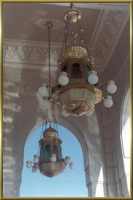 Schöne Lampen in der Jumeira-Moschee