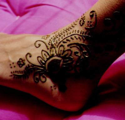 Florale Fußdekoration mit Henna
