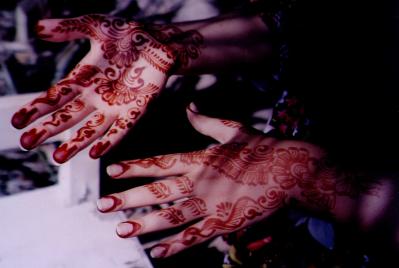 Die kunstvoll mit Henna bemalten Hände eines Mädchens in Muscat - Oman.