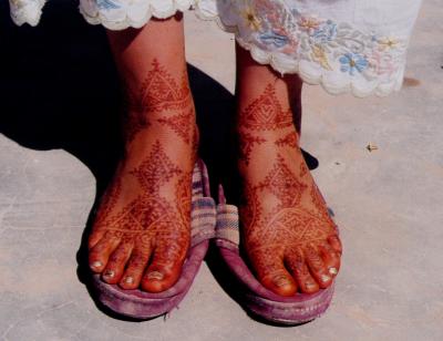 Die mit Henna geschmückten Füße einer marokkanischen Braut.