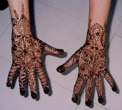 Marokkanische Henna-Muster auf den Händen - Handrücken
