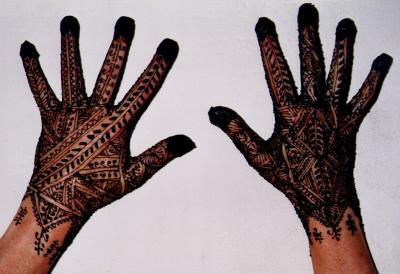 Marokkanische Henna-Muster auf den Händen - Handrücken