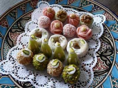 Touajenes und Kaak-Amber - so heißen in Tunesien diese leckeren Süßigkeiten aus Mandeln, ähnlich unserem Marzipan.